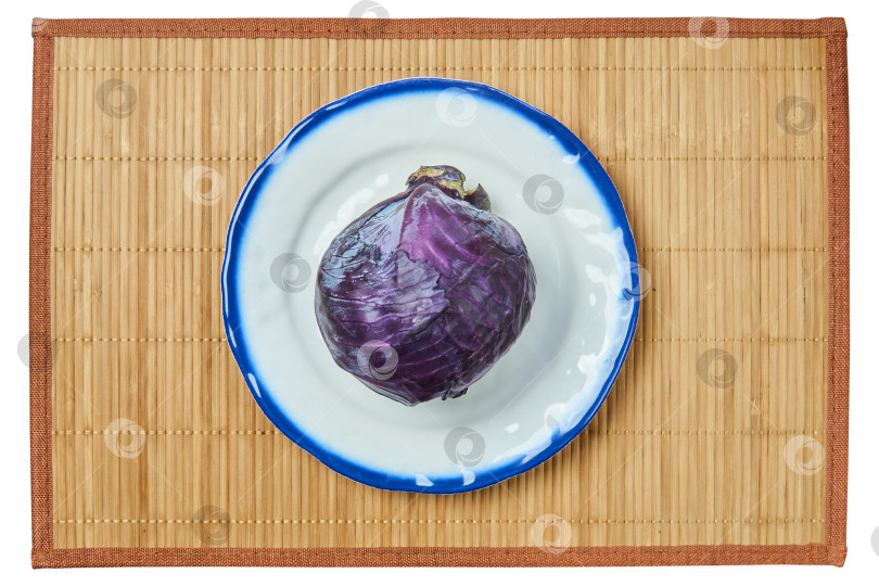 Скачать фиолетовый кочан краснокочанной капусты на белой тарелке с синим ободком фотосток Ozero