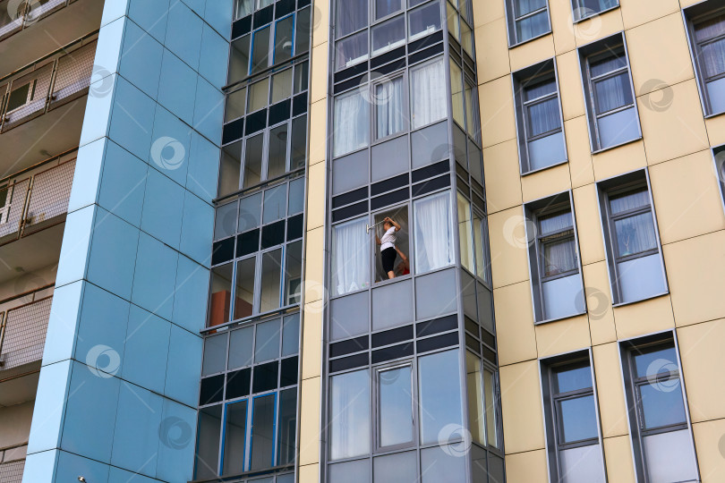 Скачать жители моют окна в многоэтажном жилом доме фотосток Ozero