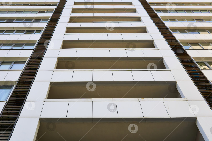 Скачать фасад современного здания, смотрящий вверх в перспективе фотосток Ozero