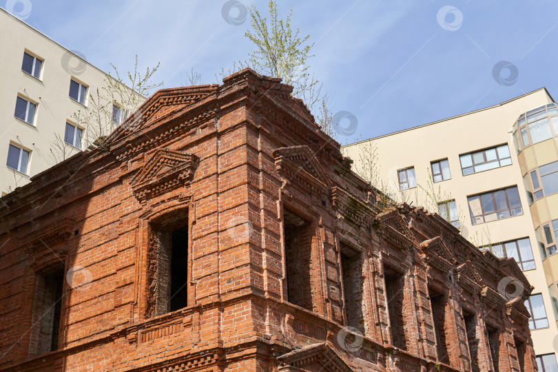 Скачать полуразрушенный старинный дом на фоне современного здания фотосток Ozero