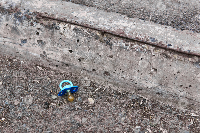 Скачать потерянная соска лежит на обочине дороги фотосток Ozero