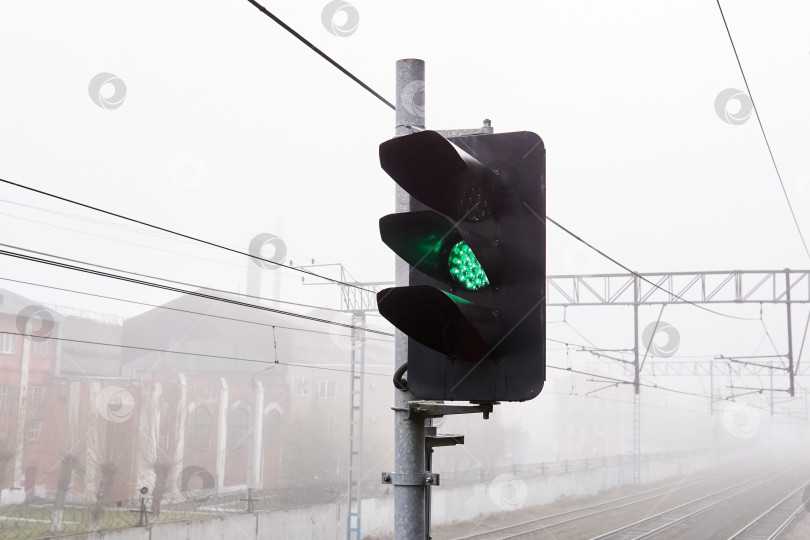 Скачать железнодорожные рельсы, скрывающиеся в тумане, на переднем плане светодиодная железная дорога фотосток Ozero