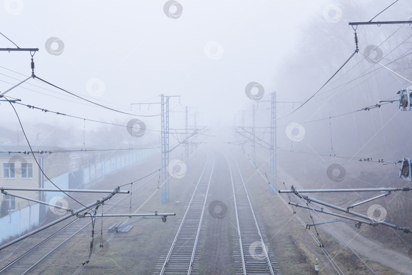 Скачать железнодорожные рельсы, скрывающиеся в тумане фотосток Ozero