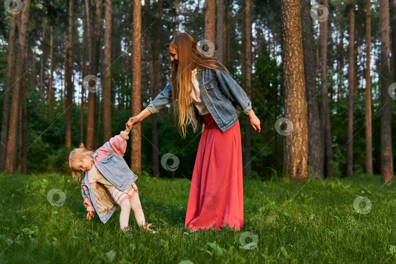 Скачать мама и дочь гуляют и играют в парке фотосток Ozero