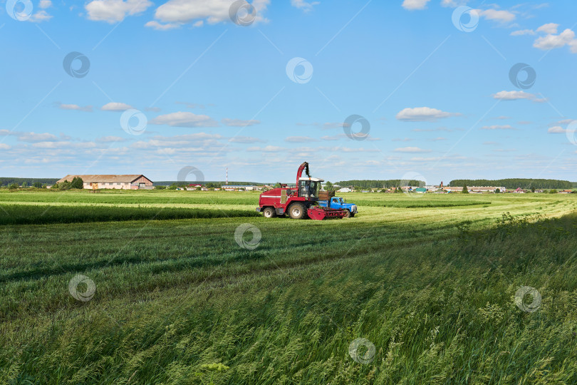 Скачать сельскохозяйственный ландшафт с зерноуборочным комбайном фотосток Ozero