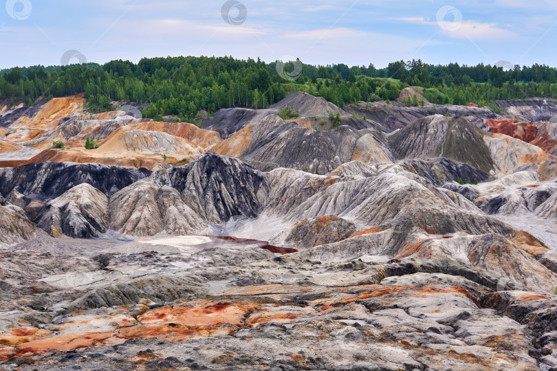 Скачать постиндустриальный ландшафт - эрозия на месте добычи полезных ископаемых фотосток Ozero
