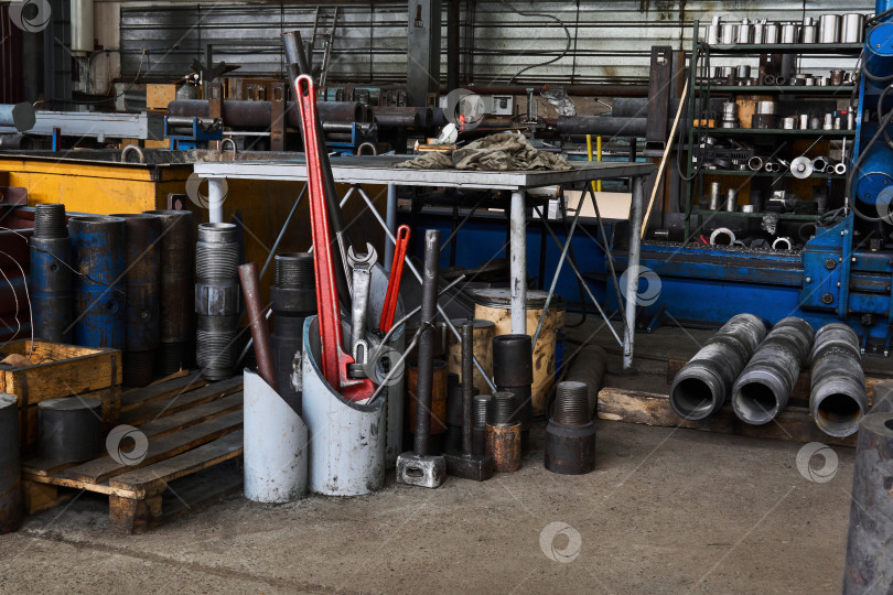 Скачать интерьер заводского цеха с деталями бурового оборудования фотосток Ozero