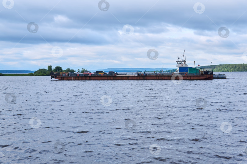 Скачать паромная переправа на реке Кама, Россия фотосток Ozero