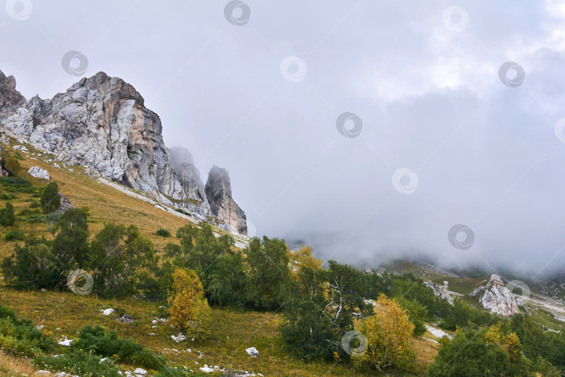 Скачать осенняя горная долина, покрытая облаками фотосток Ozero