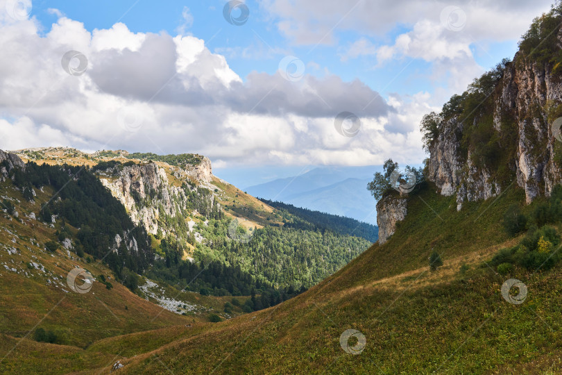 Скачать горный пейзаж с просторной лесистой долиной из известняка фотосток Ozero