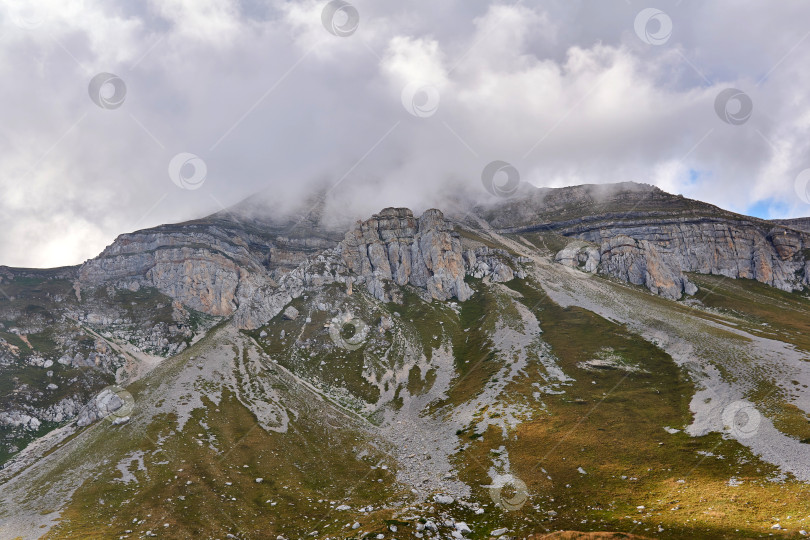 Скачать неприступная горная вершина, скрытая облаками фотосток Ozero