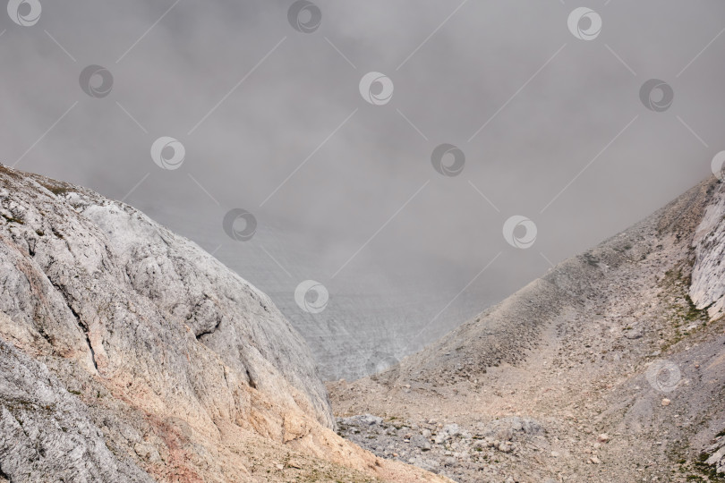 Скачать мрачный альпийский каньон, частично скрытый облаком фотосток Ozero