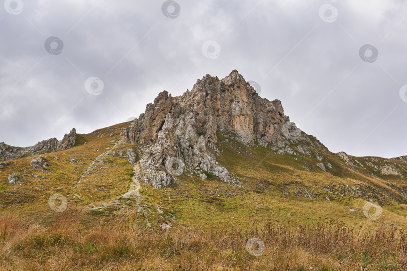 Скачать красивый скалистый утес на горном хребте вдалеке и фотосток Ozero