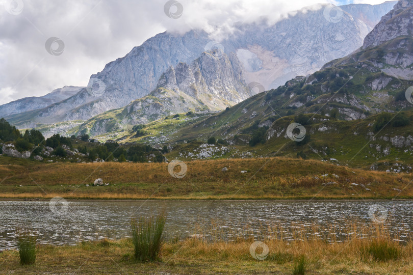 Скачать альпийское озеро с высоким горным хребтом на заднем плане фотосток Ozero