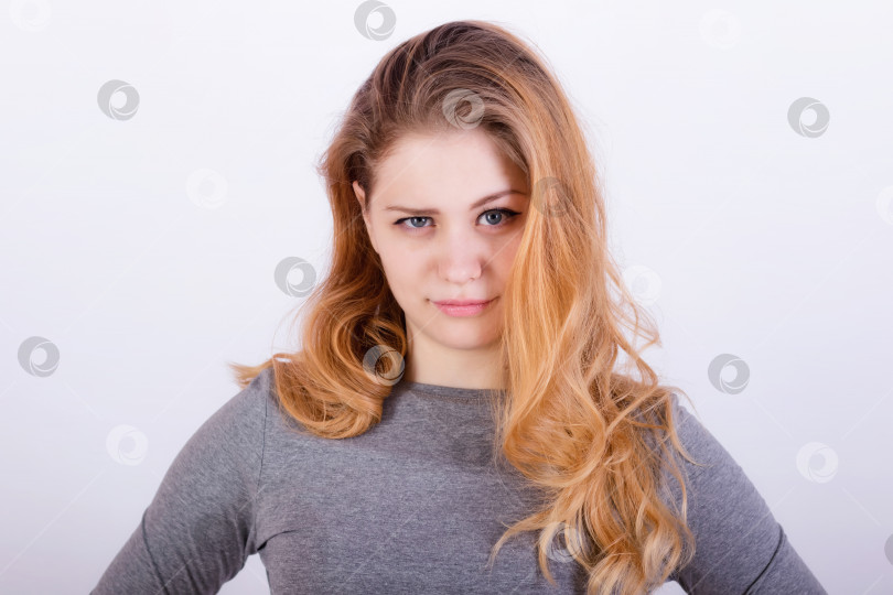 Скачать Портрет очаровательной молодой женщины с длинными рыжими волосами фотосток Ozero