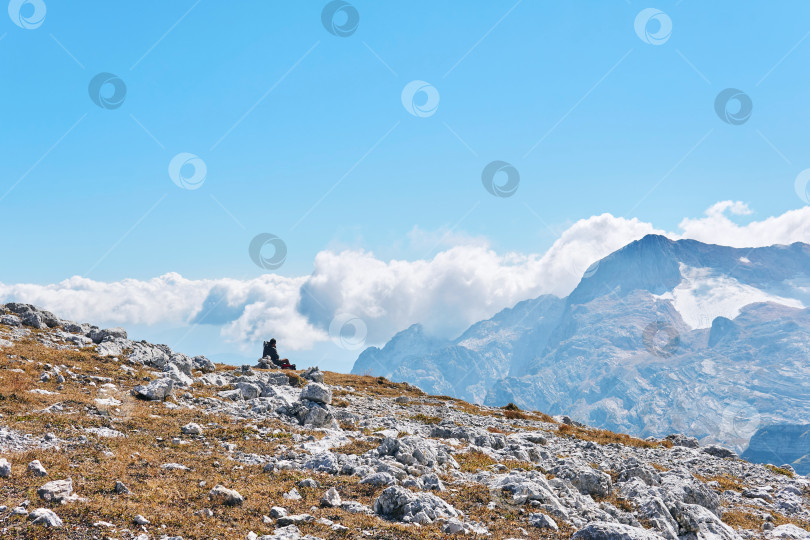 Скачать альпийское плато, покрытое сухой травой и белыми камнями, с фотосток Ozero