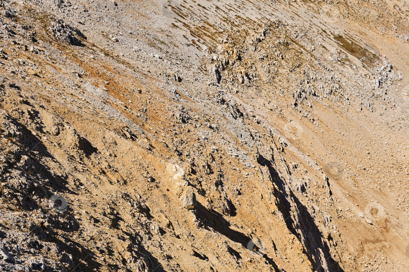 Скачать безжизненный пустынный скалистый склон горы с острыми скалами фотосток Ozero