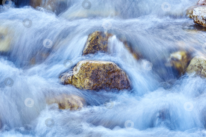 Скачать фрагмент водопада, струи воды размыты в движении фотосток Ozero