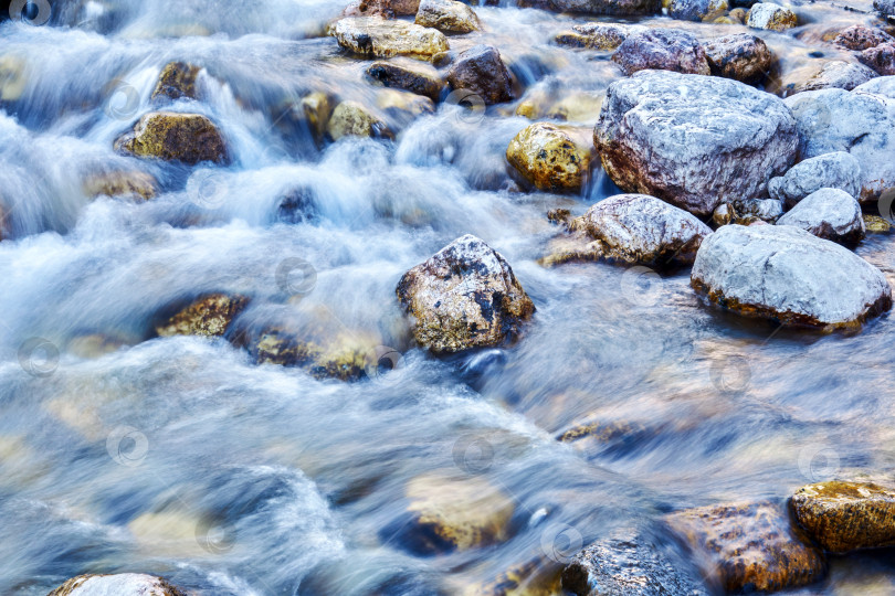 Скачать поток воды в скалистом горном ручье размыт в движении фотосток Ozero
