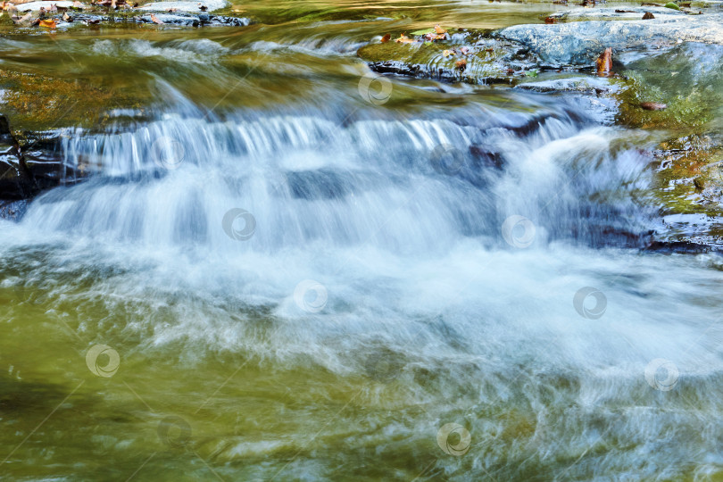 Скачать небольшой водопад в горном ручье между скалами, вода фотосток Ozero