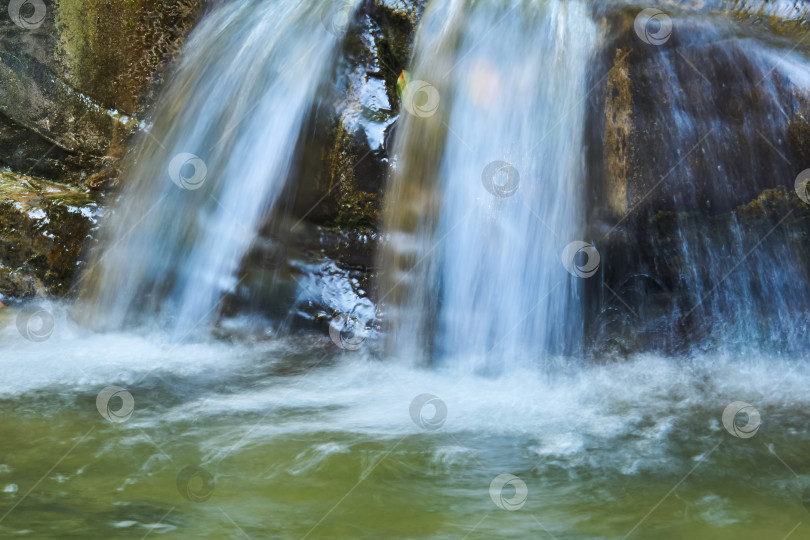Скачать водопад струится в горном ручье между скал, вода фотосток Ozero