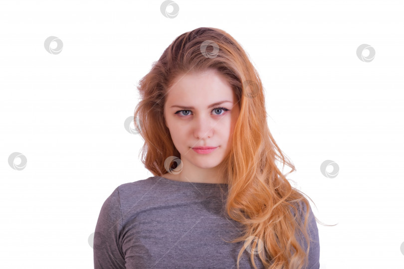Скачать Портрет очаровательной рыжеволосой длинноволосой девушки, смотрящей прямо в камеру фотосток Ozero