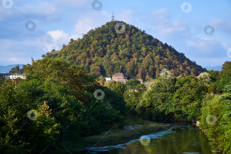 Скачать пейзаж с холмом, рекой и башней электропередачи на фотосток Ozero