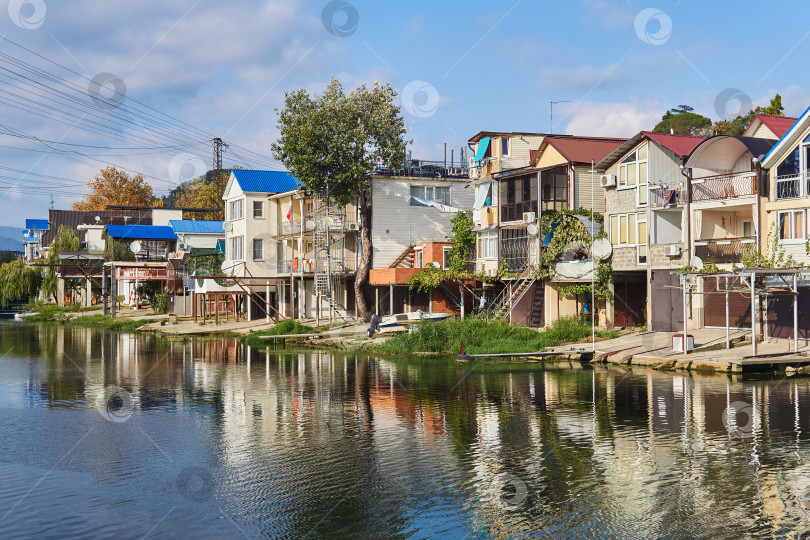 Скачать Сочи, Россия - 14 сентября 2020 года: берег реки Дагомыс фотосток Ozero
