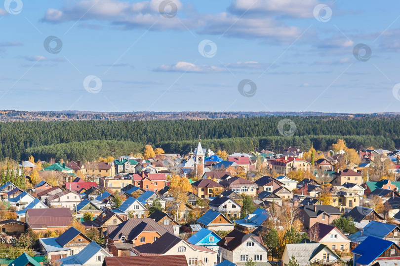 Скачать пригородный поселок среди леса, вид сверху фотосток Ozero