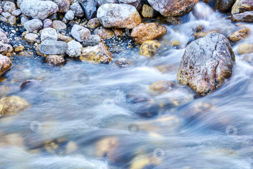Скачать естественный размытый фон - быстрый поток воды в горном ущелье фотосток Ozero