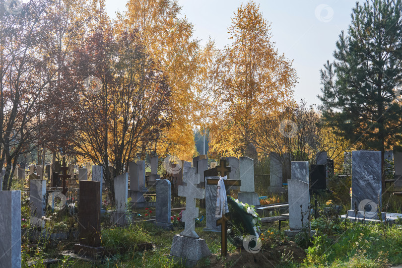 Скачать старое кладбище со свежей могилой, осенний вид фотосток Ozero