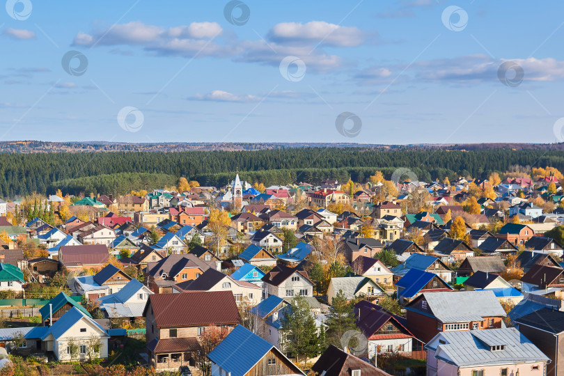 Скачать пригородный поселок среди леса, вид сверху фотосток Ozero