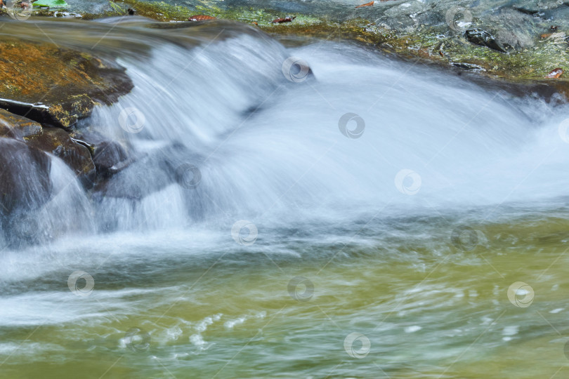 Скачать прозрачный ручей течет по камням, образуя небольшой водопад фотосток Ozero