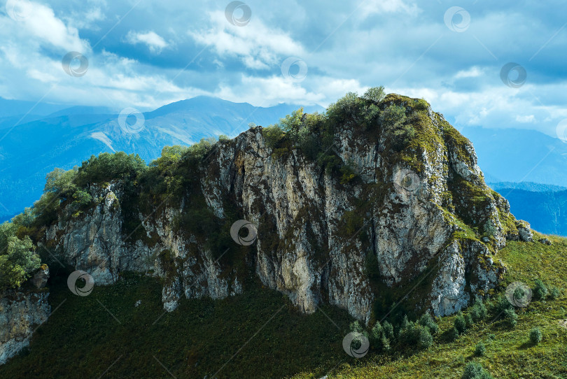 Скачать красивый лесистый скалистый утес в горах фотосток Ozero