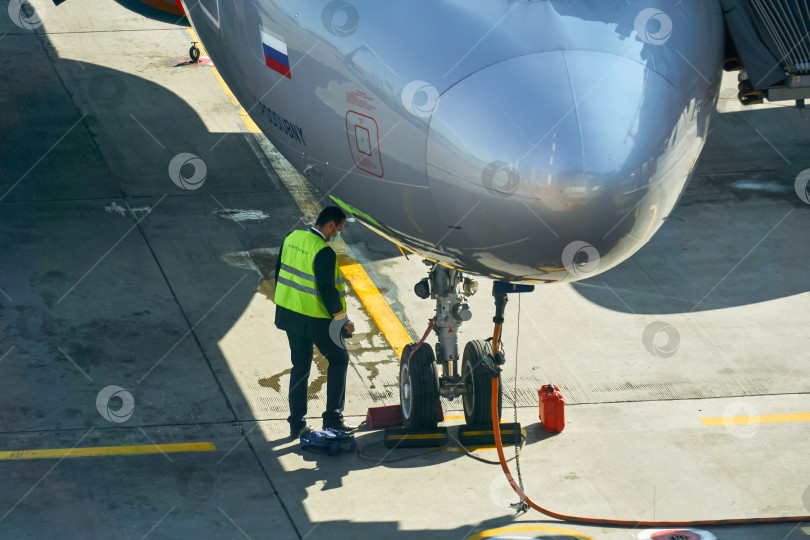 Скачать службы аэропорта проверяют системы воздушного судна на стоянке i фотосток Ozero