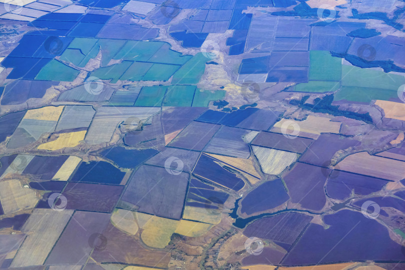 Скачать вид с самолета на сельскохозяйственный регион с красочными пейзажами фотосток Ozero