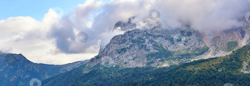 Скачать красивый горный пейзаж со скалистыми вершинами в облаках фотосток Ozero