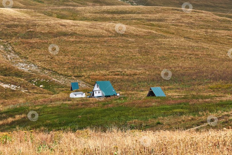 Скачать альпийский туристический приют в осенних горах фотосток Ozero