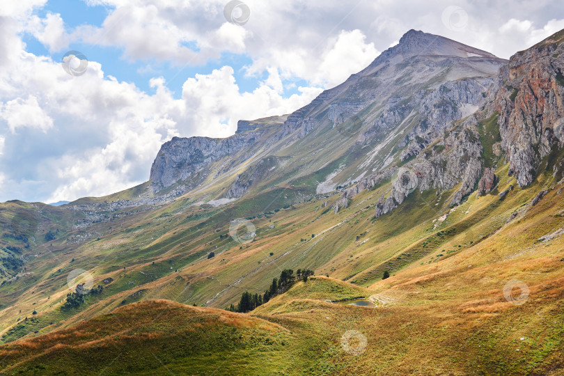 Скачать красивый горный пейзаж со скалистым хребтом вдалеке фотосток Ozero