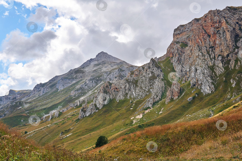 Скачать красивый горный пейзаж со скалистым хребтом вдалеке фотосток Ozero