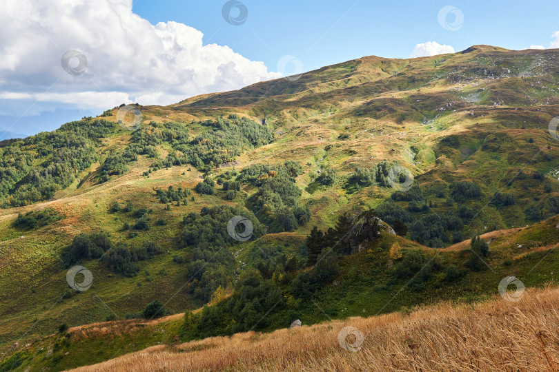 Скачать вид с осеннего горного склона с полянами, перелесками и клу фотосток Ozero