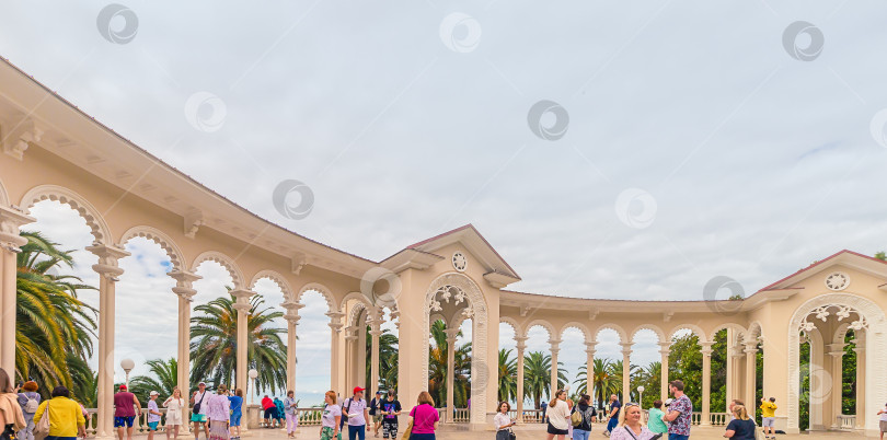 Скачать Гагра, Абхазия - 25 июня 2023 года: Колоннада в Приморском парке. Достопримечательность Гагры, туристическое место и достопримечательность притяжения. фотосток Ozero