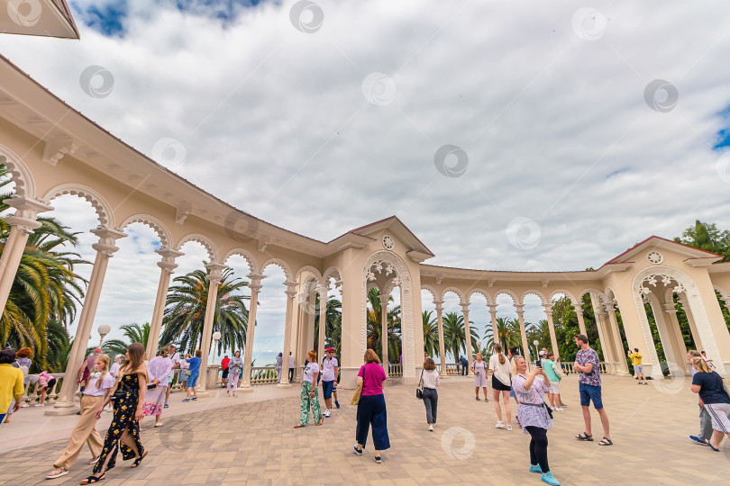 Скачать Гагра, Абхазия - 25 июня 2023 года: Колоннада в Приморском парке. Достопримечательность Гагры, туристическое место и достопримечательность притяжения. фотосток Ozero
