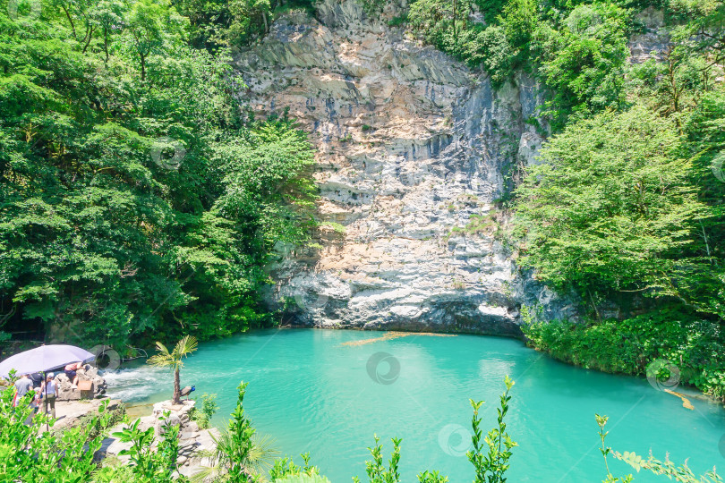 Скачать Голубое озеро в горах Абхазии. Достопримечательное и туристическое место в Абхазии. фотосток Ozero