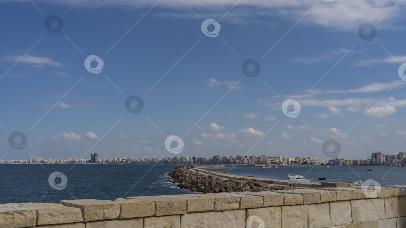 Скачать Вид на Средиземное море с набережной Александрии. фотосток Ozero