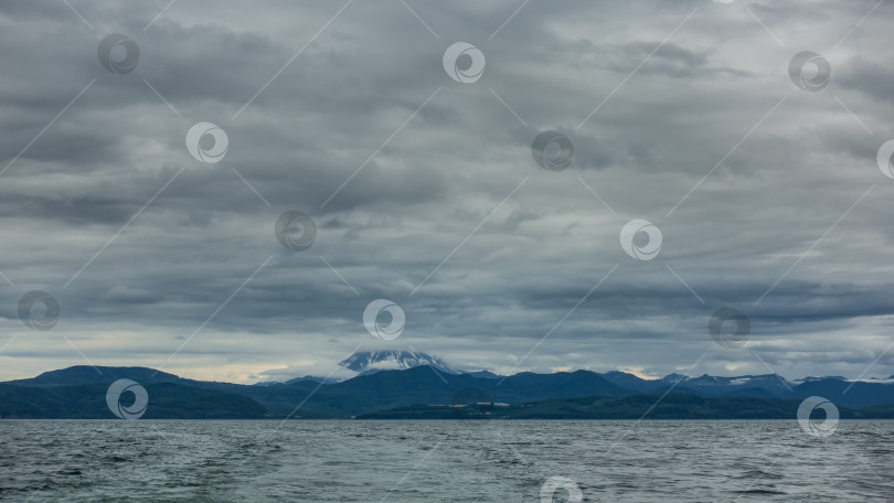 Скачать Горный хребет виден на побережье Камчатки. фотосток Ozero