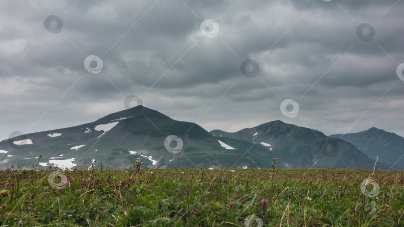 Скачать Живописный горный хребет на фоне облачного неба. фотосток Ozero