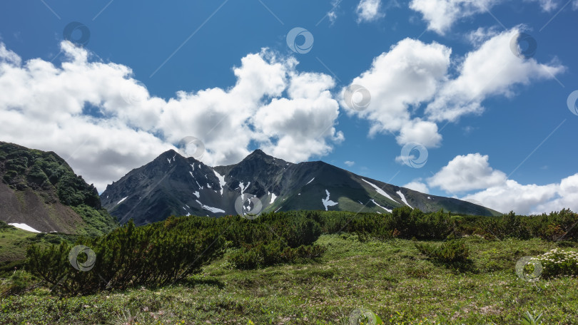 Скачать Живописный горный хребет на фоне голубого неба и облаков. фотосток Ozero