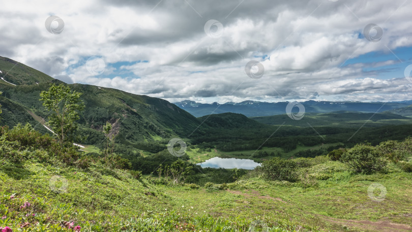 Скачать Вид на озеро со склона горы. фотосток Ozero