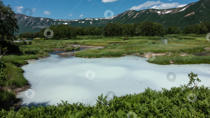 Скачать Непрозрачное термальное озеро в кальдере потухшего вулкана. фотосток Ozero
